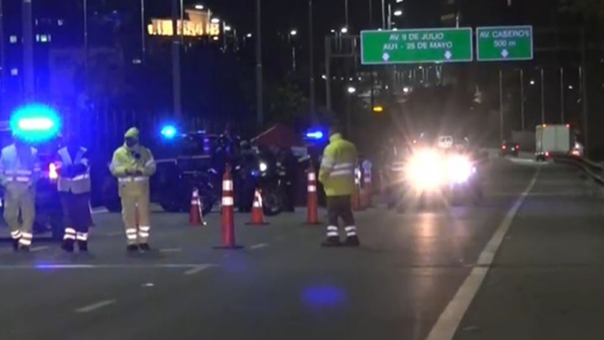 Tiroteo y muerte en la autopista 9 de Julio Sur: el delincuente asesinado sería menor de edad. (Foto: A24)