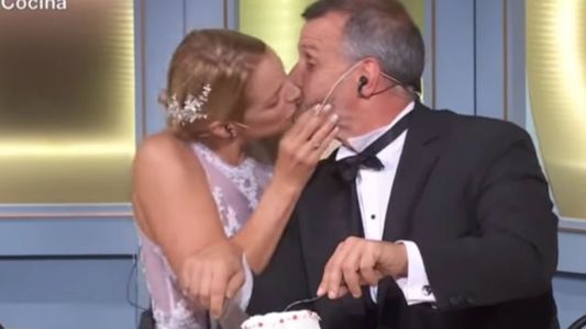 Carina Zampini le comió la boca a uno de los jurados de su programa: ¡Se me dio!