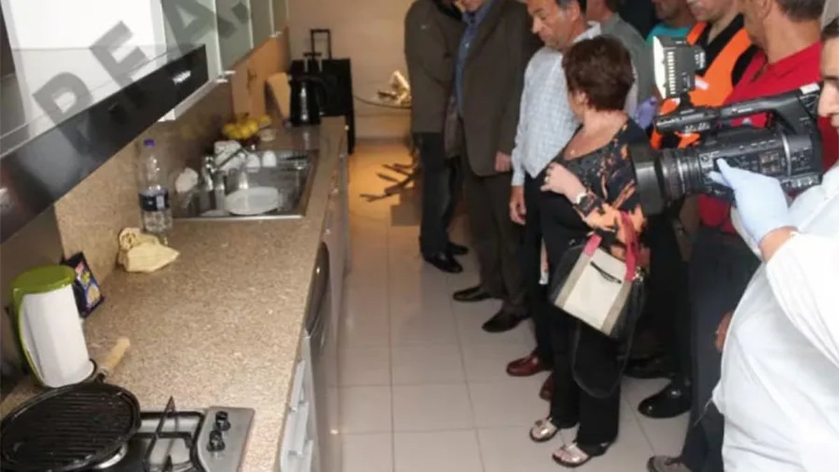 La fiscal Fein, junto a peritos y polic&iacute;as en la escena. M&aacute;s de 80 personas estuvieron en el departamento de Nisman entre la noche del 18 de enero del 2015 y la madrugada del 19.