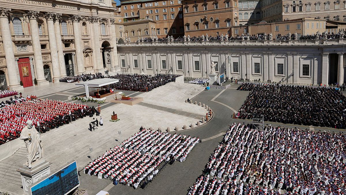 Miles de personas acudieron a la Basílica de San Pedro para presentar sus respetos al papa Francisco. (Foto: Reuters) Miles de personas acudieron a la Basílica de San Pedro para presentar sus respetos al papa Francisco. (Foto: Reuters)