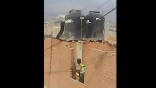 Una mujer encerró a sus hijas en un tanque de agua y fue detenida