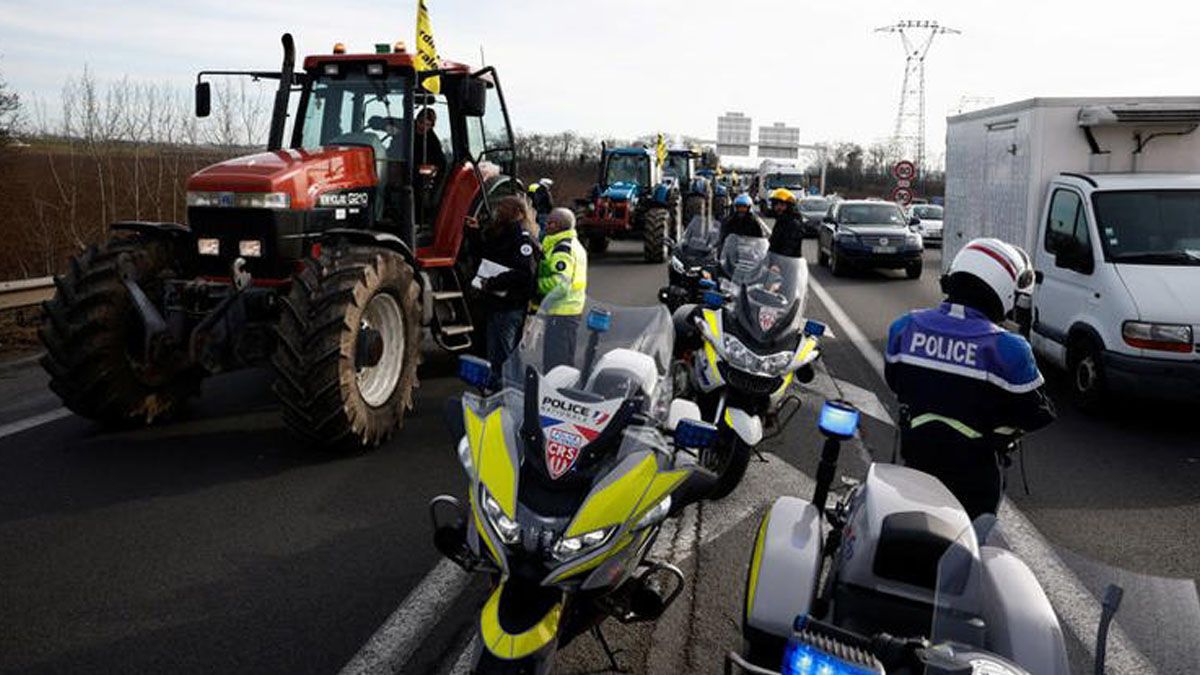 La polic&iacute;a francesa, con cordones de control para evitar que los productores lleguen con camiones y tractores hasta Par&iacute;s (Foto: gentileza MS).