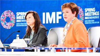El FMI aprobó otra revisión del programa con la Argentina y libera 800 millones de dólares