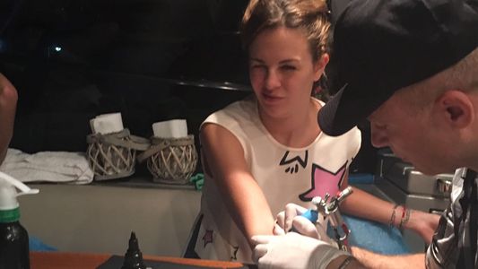 La novia del Pocho Lavezzi se tatuó y la pasó mal