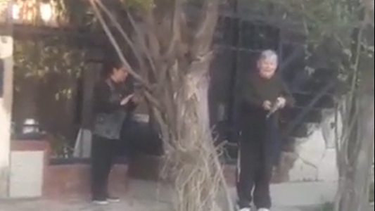 Video: un joven filmó cómo su vecino le disparó en plena calle de Rosario tras una discusión