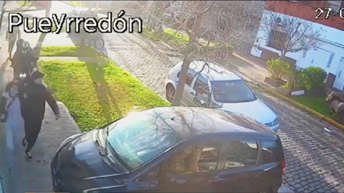 Ataque motochorro. Ocurrió en la intersección de Medrano y Viamonte. Foto: captura de Tv.