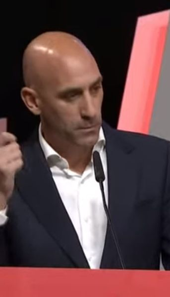 Sorpresivo: Rubiales no renuncia y dio una polémica explicación sobre el beso a la jugadora