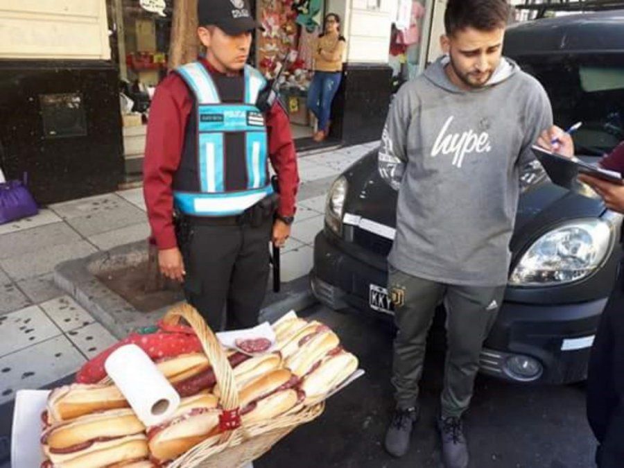 Demoraron a un vendedor de sánguches en la calle y lo bancaron en las redes