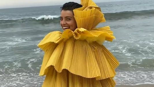 El llamativo video artístico de Calu Rivero en la playa