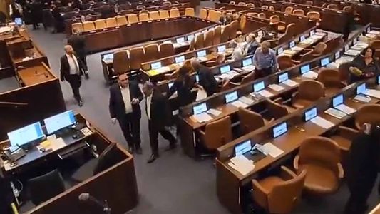 El Parlamento de Israel debió interrumpir su sesión por un bombardeo de Hamas