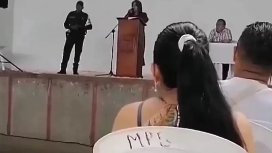 Una directora se cansó de los celulares y los piercings de sus alumnos: Si no les gusta, busquen otro colegio