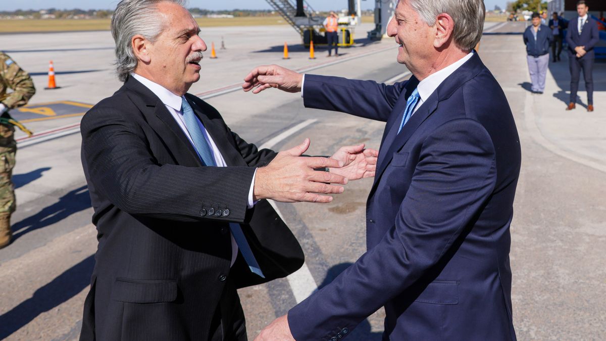 Alberto Fernández se muestra en La Pampa con el gobernador reelecto por el PJ