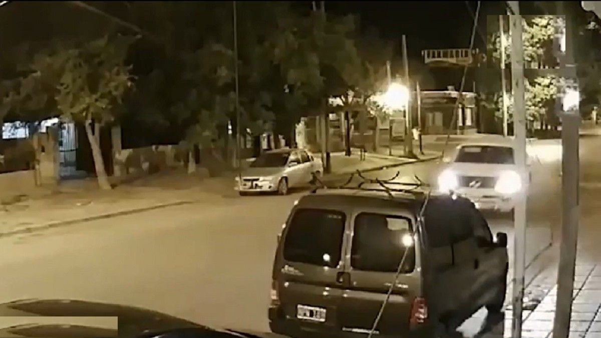 El conductor perdió el control e impactó contra una Partner que estaba estacionada. Foto: captura de Tv.