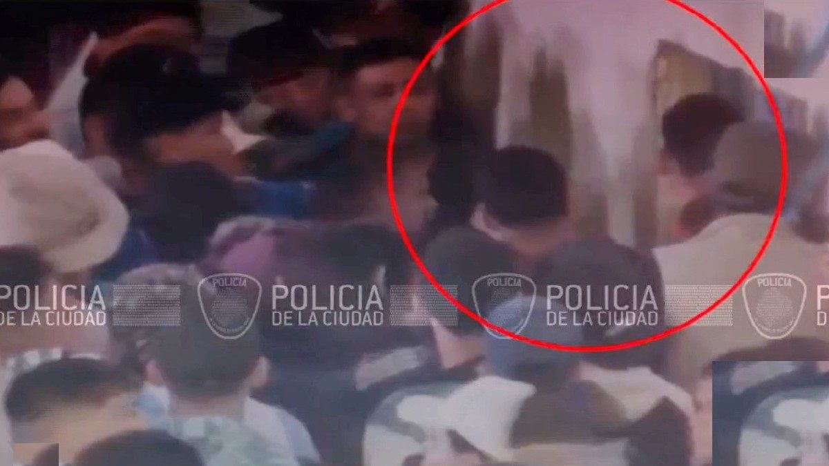 Los violentos subieron los casi 68 metros de altura. Foto: captura de Tv.&nbsp;