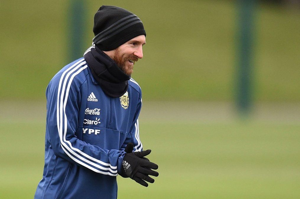 Messi se volvió a entrenar y podría jugar contra España