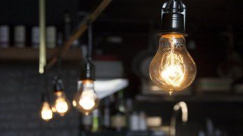 Extienden por decreto el congelamiento de las tarifas de luz y gas hasta marzo