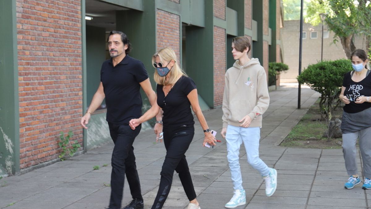 Felipe y Marta Fort llegan al cementerio de la Chacarita acompañados por su tío Eduardo Fort y una pequeña comitiva.&nbsp;