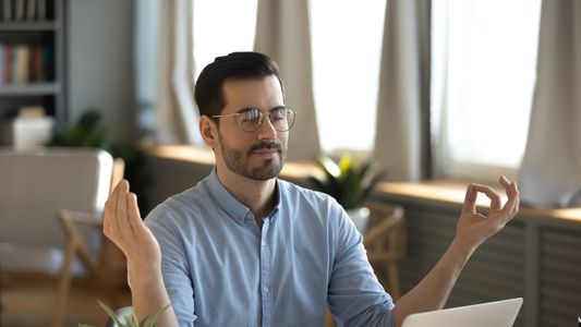 Cómo es la práctica que promueve el equilibrio y mejora el rendimiento laboral