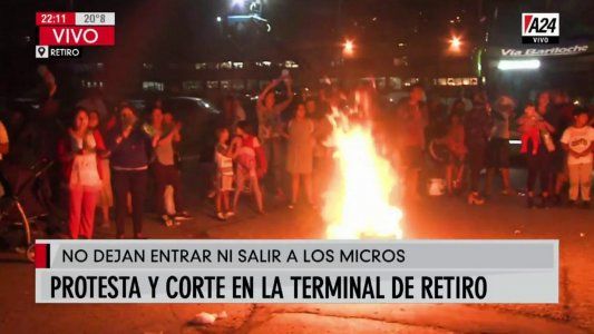 Vecinos de la Villa 31 impidieron la circulación de micros en Retiro en protesta por los cortes de luz