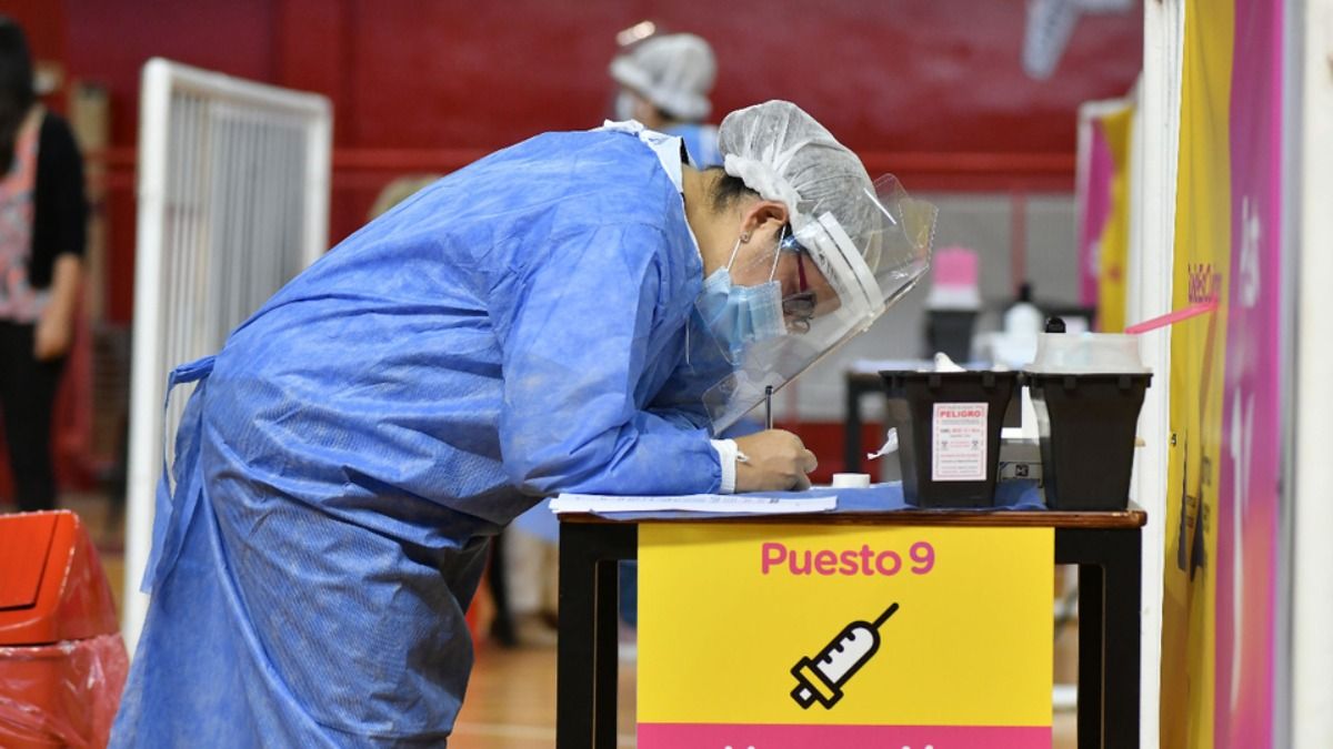Vacunación: este viernes abre la inscripción en la Ciudad para las personas de 25 a 29 años.