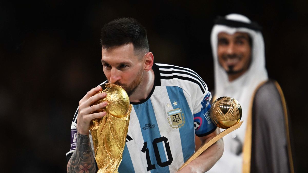 Messi con el trofeo que siempre soñó.