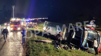 Volcó un micro con estudiantes en la ruta de Entre Ríos: hay una decena de heridos