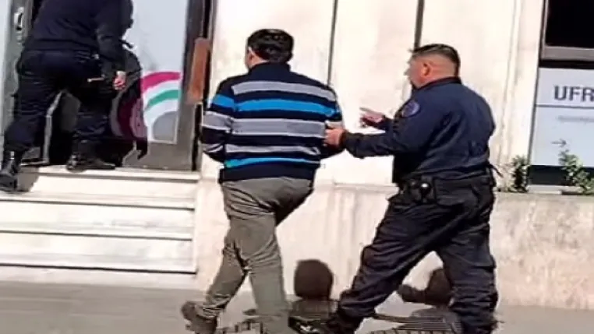 Así detuvieron al subcomisario. (Foto: Epoca)