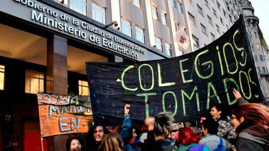 Aborto: toman 20 colegios en apoyo a la despenalización y el ministerio de Educación porteño salió a criticarlas