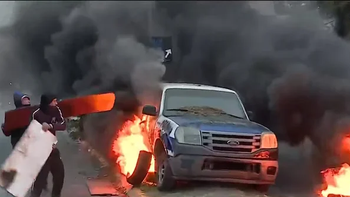 Un grupo de deliveries queman autos frente a la comisaría de Loma Hermosa en protesta por el crimen de un repartidor. (Foto. NA) Un grupo de deliveries queman autos frente a la comisaría de Loma Hermosa en protesta por el crimen de un repartidor. (Foto. NA)