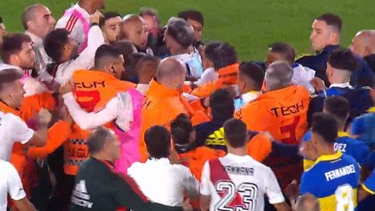 ¡Batalla campal en el Superclásico! Los jugadores de River y Boca se enfrentaron sobre el final