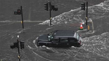 Un típico taxi londinense atrapado por el agua en las calles de la ciudad (Foto: Cuenta de Twitter de la ciudad de Londres )