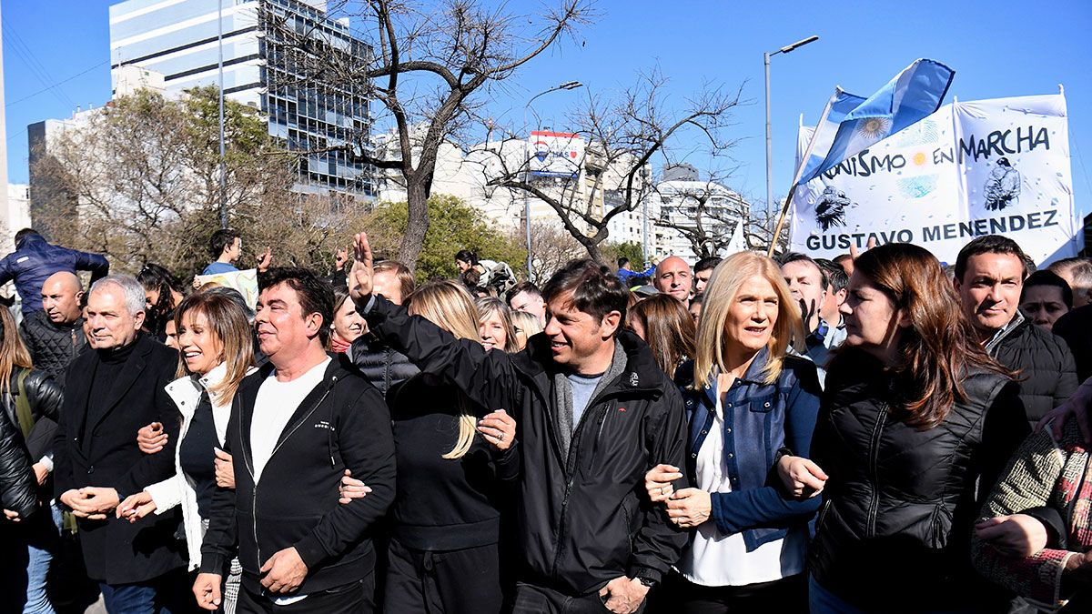 Axel Kicillof y distintos dirigentes del Frente de Todos encabezan una de las columnas que el viernes marchó a la Plaza de Mayo (Foto: Télam).
