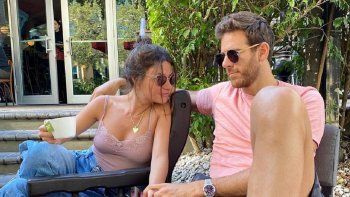 Sofía Jujuy Jiménez: Camisa abierta y sin nada abajo, el sensual posteo tras separarse