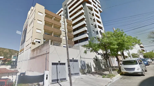 Por el descuido de una niñera, una beba cayó del quinto piso en Villa Carlos Paz y está grave