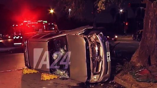 Tremendo choque y vuelco en la Costanera: una camioneta perdió el control y hay heridos