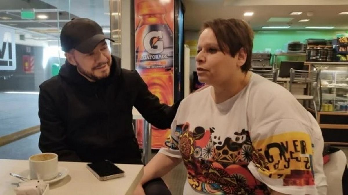 El conductor de Canta Conmigo Ahora y su fan, Gabriela Villar. 