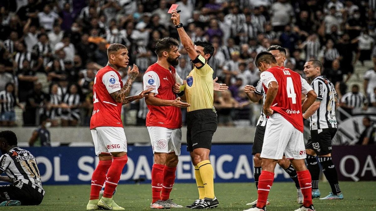 Ayrton Costa fue expulsado en el partido a los 11 minutos del primer tiempo.&nbsp;