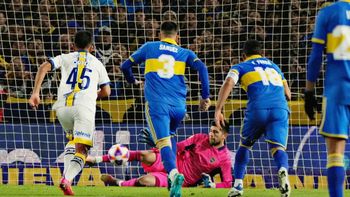 Agustín Rossi volvió a atajar un penal en Boca. Agustín Rossi volvió a atajar un penal en Boca.