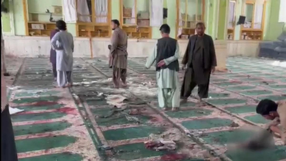 Hubo tres explosiones de suicidas en la mezquita de la minoría chiíta (Foto: AP)