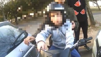 Video: llevaba a su hijo pequeño en moto y dio positivo de cocaína y marihuana
