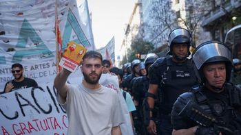 Estudiantes universitarios marcharon a la CGT para pedir un paro general.