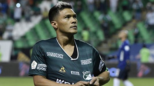 ¡Terrible! El polémico cruce de Teo Gutiérrez y Miguel Borja en pleno partido