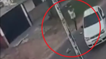 Una bebé de un año salió despedida de un auto y todo quedó grabado. (Foto: captura).