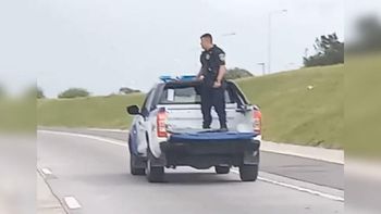 ¿Policía o acróbata? Lo filmaron parado en la caja de un móvil policial