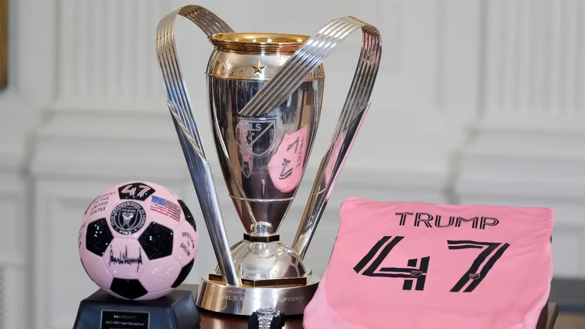 El trofeo de la MLS junto a una camiseta del Inter Miami con el n&uacute;mero 47 y el apellido Trump en la espalda (Foto: AP)