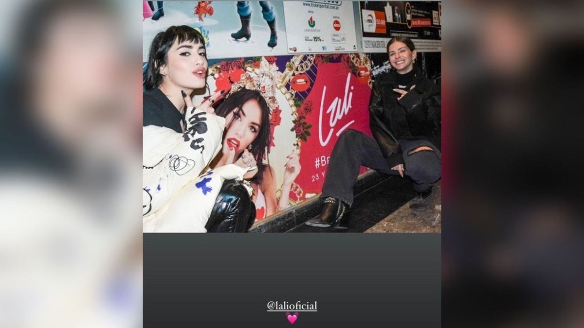 Lali Esp&oacute;sito y la China Su&aacute;rez, anoche en el Luna Park junto al anuncio publicitario de las pr&oacute;ximas presentaciones de la jurado de La Voz Argentina.&nbsp;