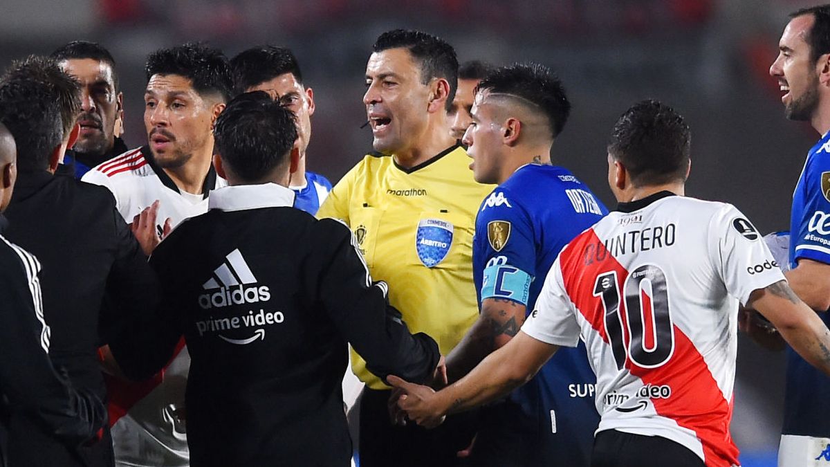 Roberto Tobar y una noche polémica en River-Vélez.
