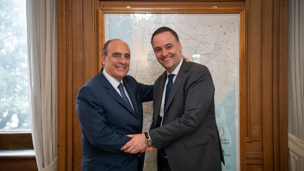 Transición en el Gabinete de Milei: Manuel Adorni y Guillermo Francos se reunieron en Casa Rosada. Foto: Presidencia