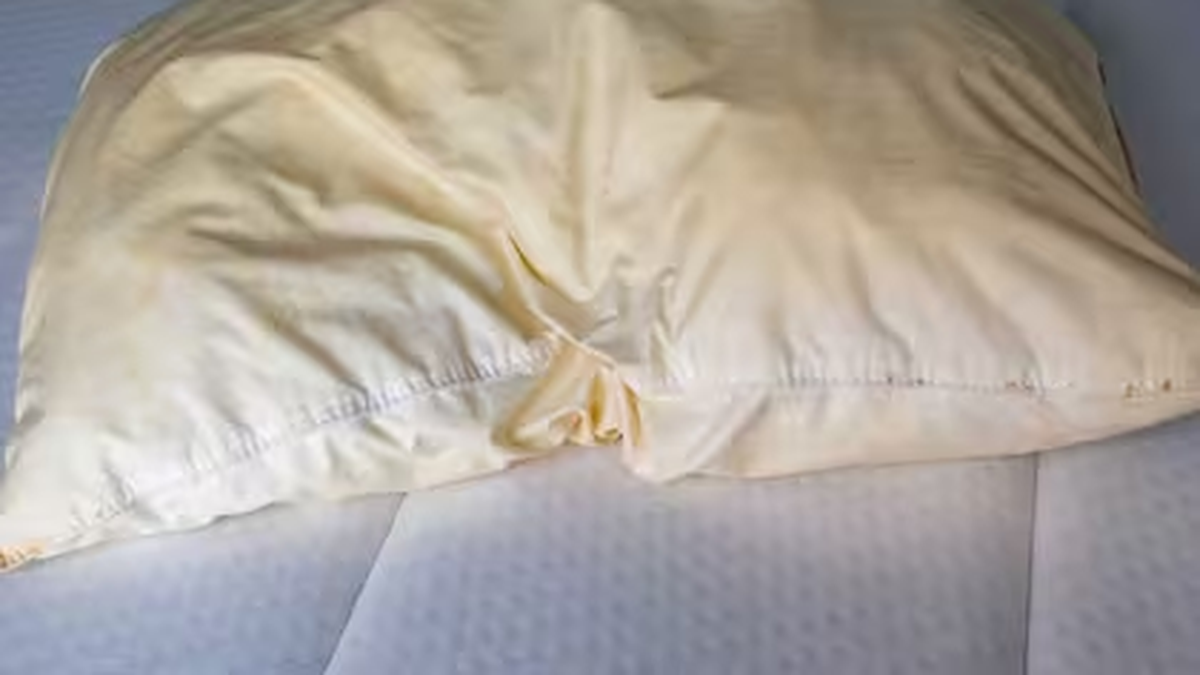 Manchas amarillas en las almohadas de los hoteles: el truco de limpieza que no falla