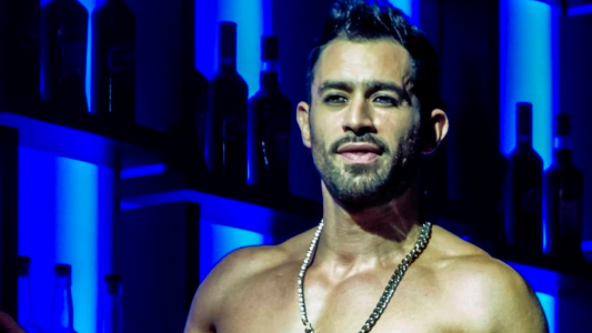 Qué argumento dio el actor de Sex que durante un vivo de Instagram se tocó las partes íntimas y generó gran repudio